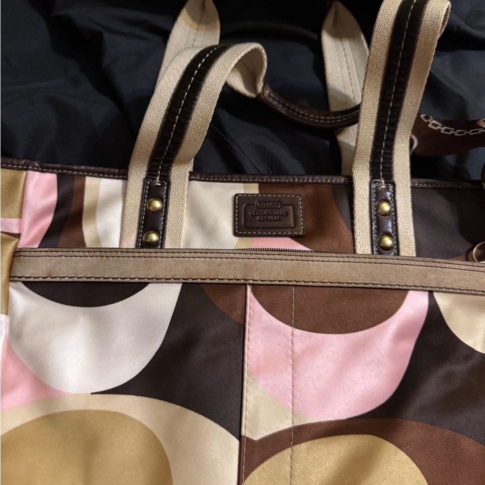 Coach Hamptons Weekend Optic Scarf
Print Tote Bag and Wristlet preowned - Picture 9 of 16